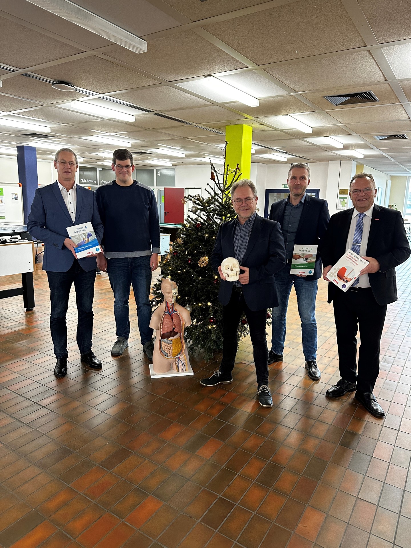 Vorgezogenes Weihnachtsgeschenk für die jungen Menschen im Schwalm-Eder-Kreis, die in Zukunft in zahnmedizinischen und medizinischen Fachklassen unterrichtet werden. Erste Unterrichtsmaterialien sind schon da. Räumlichkeiten werden noch hergerichtet. Mike Stämmler Fachbereichsleiter Schulen, Erwachsenenbildung u. Sport, Simon Krausmüller Lehrkraft für Gesundheitslehre, Schulleiter Rald Klinder, Stellv. Schulleiter Matthias Itzenhäuser und Landrat Winrfied Becker (Bildautor Schwalm-Eder-Kreis S. Bürger)