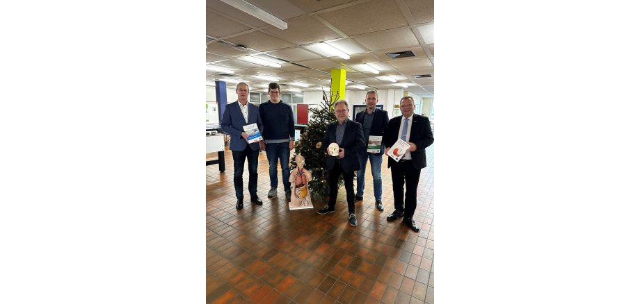 Vorgezogenes Weihnachtsgeschenk für die jungen Menschen im Schwalm-Eder-Kreis, die in Zukunft in zahnmedizinischen und medizinischen Fachklassen unterrichtet werden. Erste Unterrichtsmaterialien sind schon da. Räumlichkeiten werden noch hergerichtet. Mike Stämmler Fachbereichsleiter Schulen, Erwachsenenbildung u. Sport, Simon Krausmüller Lehrkraft für Gesundheitslehre, Schulleiter Rald Klinder, Stellv. Schulleiter Matthias Itzenhäuser und Landrat Winrfied Becker (Bildautor Schwalm-Eder-Kreis S. Bürger)
