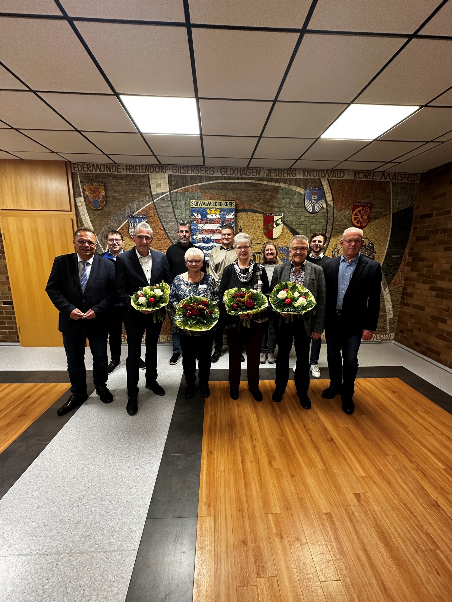  Bild vorne von links: Landrat Winfried Becker, die Verabschiedeten Thomas Horn, Monika Götting, Heike Gerlach und Holger Raude, Erster Kreisbeigeordneter Jürgen Kaufmann. Hinten von links: Florian Geißer – Vorsitzender des Personalrates, Gerhard Reuter – nachfolgender Fachbereichsleiter Bauen und Umwelt, Lars Werner – Fachbereichsleiter Sozialamt, Ninette Bender – Mitarbeiterin des Fachbereichs Liegenschaften und Reinigungsservice und Tobias Heipel – Personalleiter.