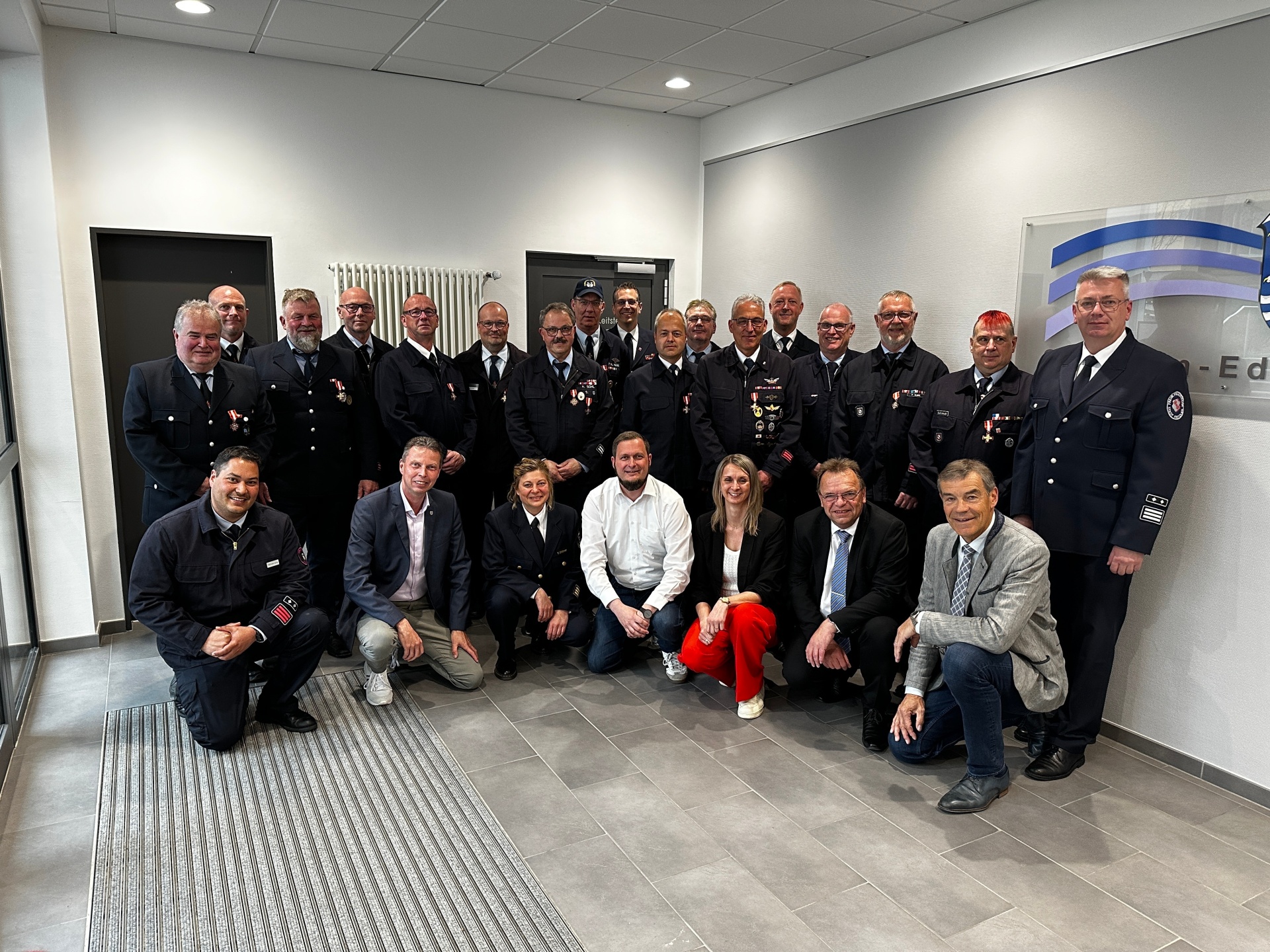Knieend von links: GBI Jesberg Michael Jung, BGM Frielendorf Jens Nöll, KBI Tanja Dittmar, BGM Jesberg Heiko Manz, BGM Gudensberg Sina Massow, Landrat Winfried Becker und BGM Fritzlar Hartmut Spogat  Hinten von links: Wilfried Stemmler (Sonderstufe 50 Jahre), SBI Gudensberg Markus Iffert, Horst Nachbar, Ralf Haaß, Hauke Hofmann, Markus Kastl, Helmut Sohl (Sonderstufe 50 Jahre), Heiko Heß, GBI Frielendorf Christian Nill, Martin Gössel, Hartmut Reuber, Markus Aubel, Dirk Siemon, Peter Elbel (Sonderstufe 50 Jahre), Stefan Schmidt, SBI Fritzlar Rüdiger Hanke