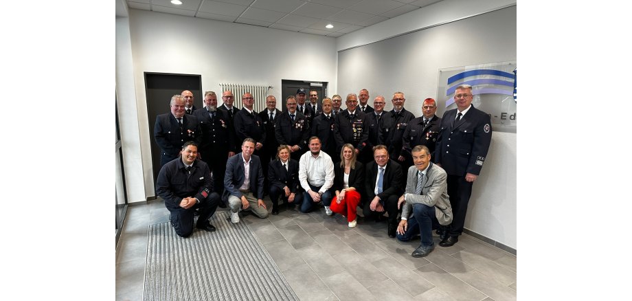 Knieend von links: GBI Jesberg Michael Jung, BGM Frielendorf Jens Nöll, KBI Tanja Dittmar, BGM Jesberg Heiko Manz, BGM Gudensberg Sina Massow, Landrat Winfried Becker und BGM Fritzlar Hartmut Spogat  Hinten von links: Wilfried Stemmler (Sonderstufe 50 Jahre), SBI Gudensberg Markus Iffert, Horst Nachbar, Ralf Haaß, Hauke Hofmann, Markus Kastl, Helmut Sohl (Sonderstufe 50 Jahre), Heiko Heß, GBI Frielendorf Christian Nill, Martin Gössel, Hartmut Reuber, Markus Aubel, Dirk Siemon, Peter Elbel (Sonderstufe 50 Jahre), Stefan Schmidt, SBI Fritzlar Rüdiger Hanke