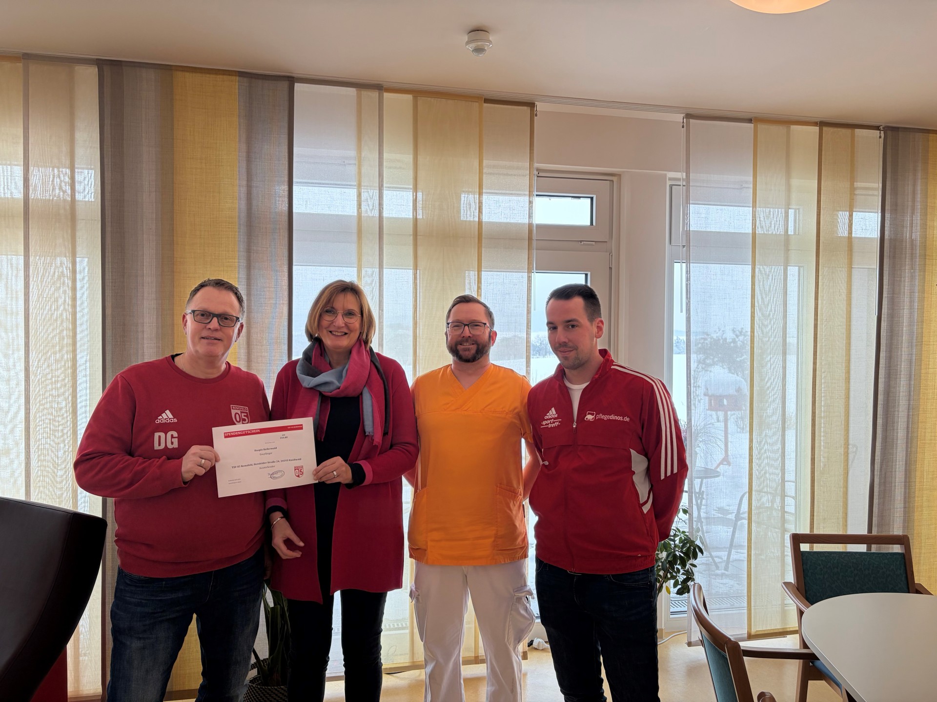 auf dem Bild sind Personen bei der Spendenübergabe zu sehen.