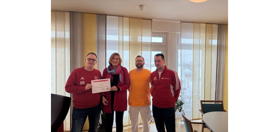 auf dem Bild sind Personen bei der Spendenübergabe zu sehen.