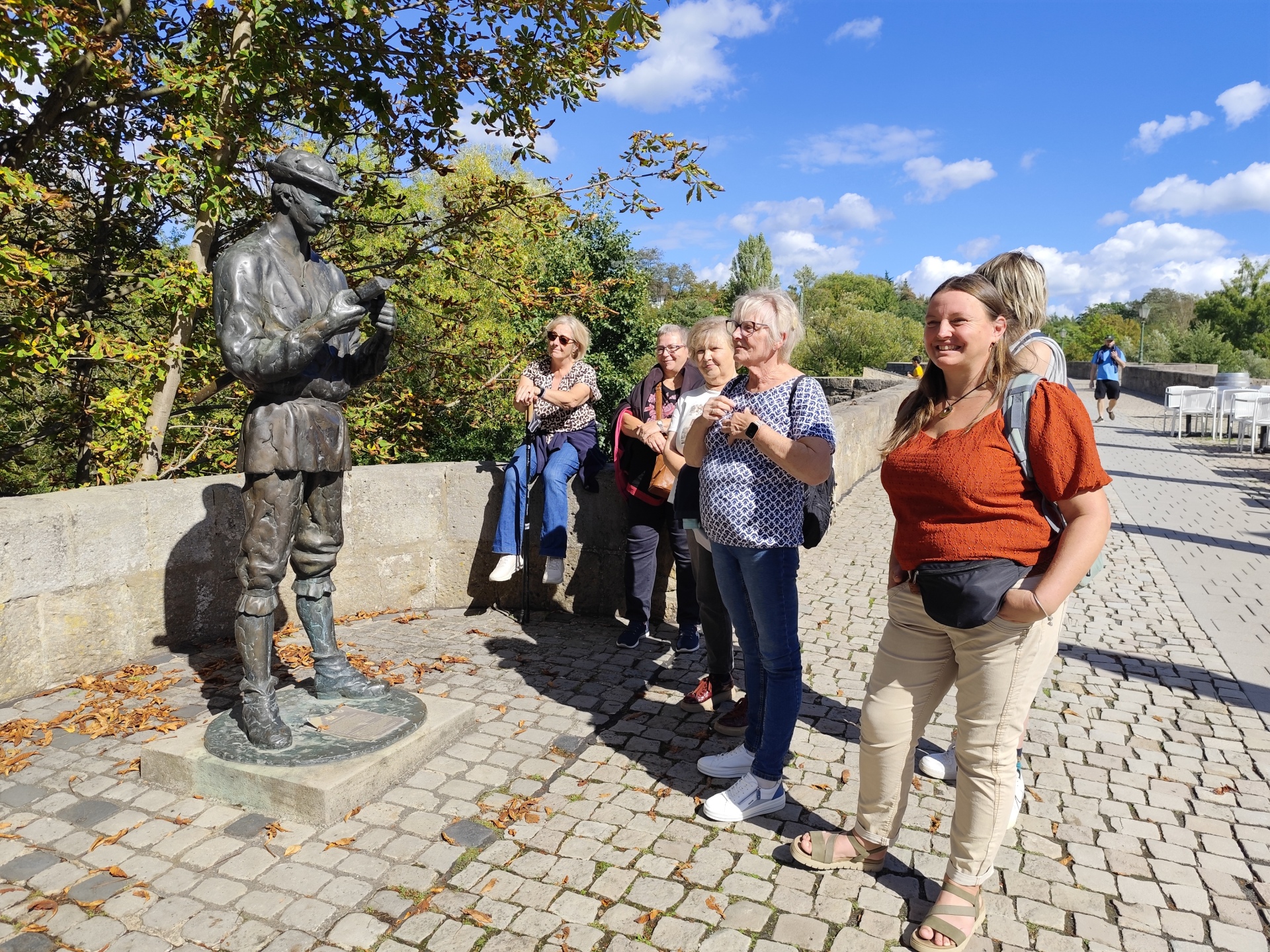 Das Bild zeigt die Landfrauen Sachsenhausen auf einer Brücke.