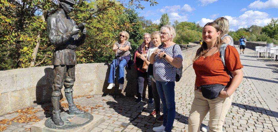 Das Bild zeigt die Landfrauen Sachsenhausen auf einer Brücke.