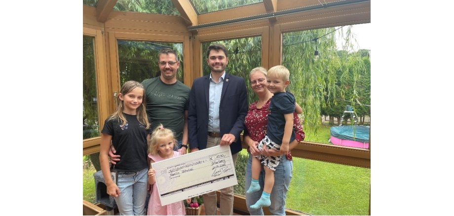 Bürgermeister Daum mit Familie Tucholski