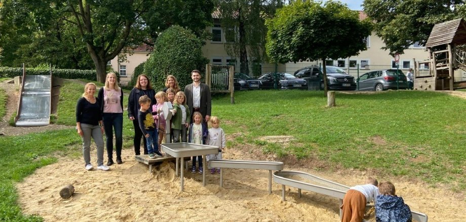 Kinder spielem an neuer Wasserbaustelle auf dem Spielplatz