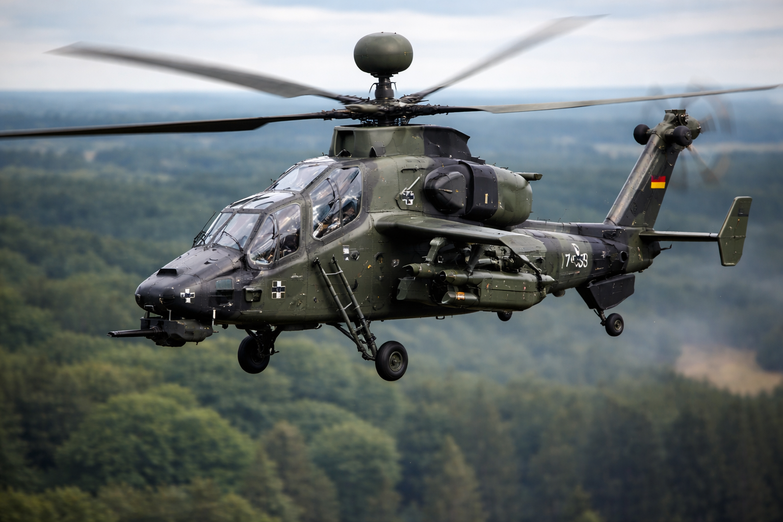 Auf dem Bild ist ein Kampfhubschrauber der Bundeswehr beim Flug zu sehen über einen Wald. 