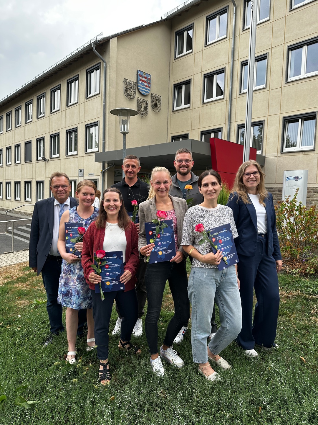 Foto: (v. li.) Landrat Winfried Becker, Marina Schuttenberg, Alena Lecke, Alexander Gulidov, Franziska Stockhardt, Marcus Feustel, Gül Yavuz und Bianca Preißner (vhs Schwalm-Eder) (Bildautor: Stephan Bürger | Schwalm-Eder-Kreis)