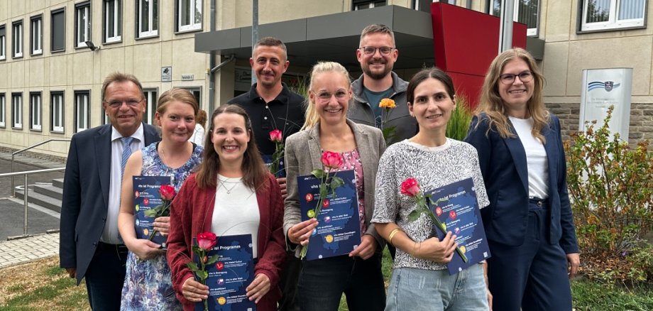 Foto: (v. li.) Landrat Winfried Becker, Marina Schuttenberg, Alena Lecke, Alexander Gulidov, Franziska Stockhardt, Marcus Feustel, Gül Yavuz und Bianca Preißner (vhs Schwalm-Eder) (Bildautor: Stephan Bürger | Schwalm-Eder-Kreis)