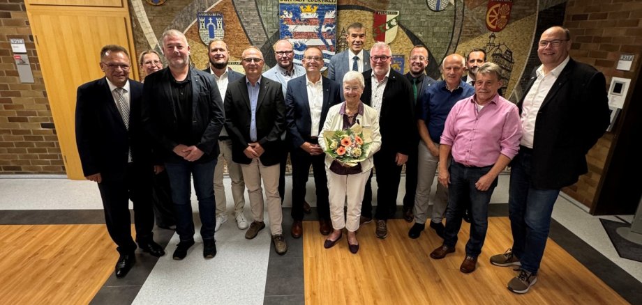 Bild von links: Landrat Winfried Becker, Astrid Gundlach – stellv. Fachbereichsleiterin Recht, Öffentliche Sicherheit u. Ordnung, Andreas Helwig (Geehrter), Heiko Manz – Bürgermeister Jesberg, Hendrik Happel (Geehrter), Roland Zobel – Bürgermeister Morschen, Edgar Kieburg (Geehrter), Barbara Schäfer(Geehrte), Hartmut Spogat – Bürgermeister Fritzlar, Thomas Siebert (Geehrter), Timo Riedemann – Bürgermeister Melsungen, Torsten Marx (Geehrter), Luca Fritsch – Bürgermeister Willingshausen, Friedhelm Hoos (Geehrter), Markus Opitz (Geehrter) Bildautor: Stephan Bürger | Schwalm-Eder-Kreis