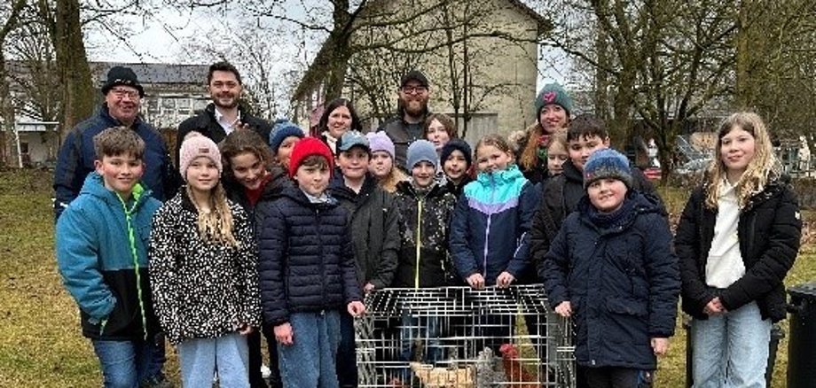 Gruppenbild bei der Übergabe der Hühner an der Hochlandschule in Gilserberg (Bildautor: Julian Klagholz | Kreisverwaltung Schwalm-Eder)