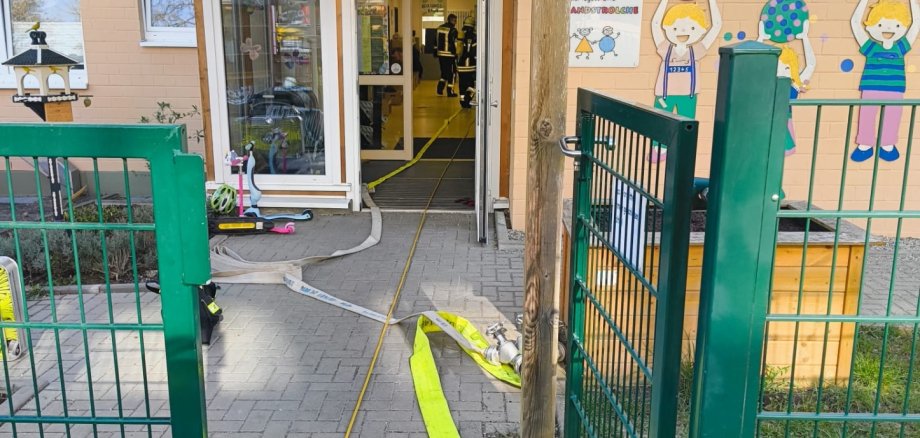 Feuerwehrübung in der Kindertagesstätte Hochlandstrolche Eingang der Kindertagesstätte Hochlandstrolche mit Feuerwehrschläuchen