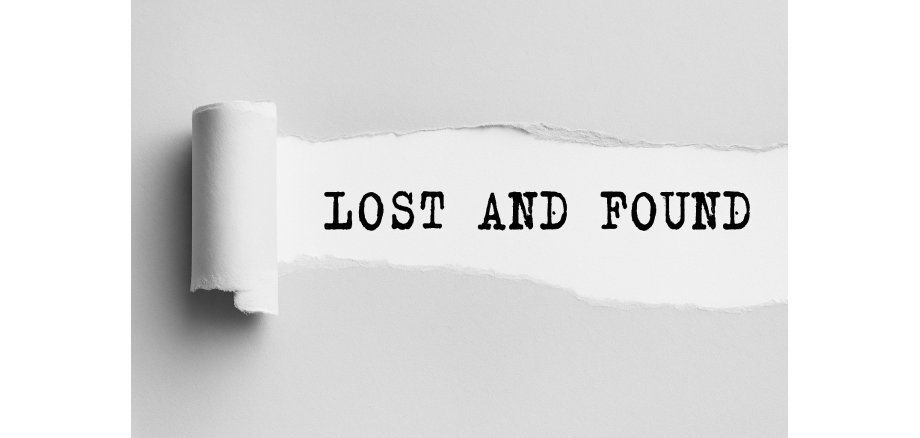 Schriftzug lost and found auf weißem Papier