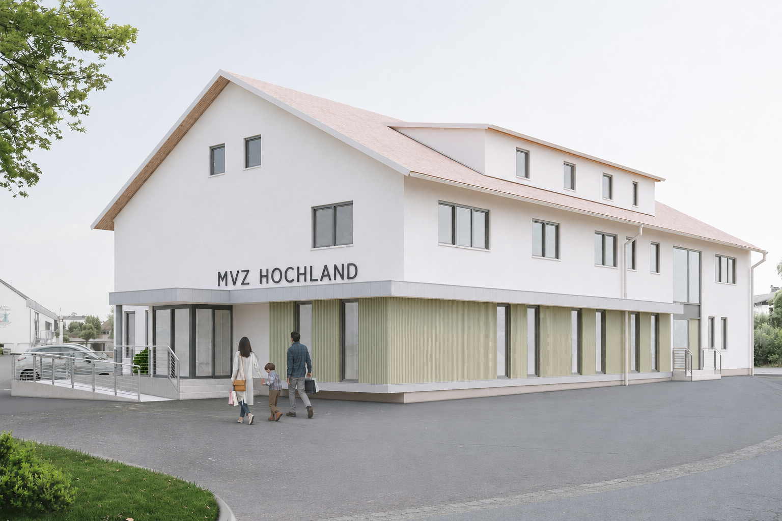 MVZ Hochland Visualisierung eines modernen, zweigeschössigen Gebäudes mit weißer Fassade und geneigtem Satteldach. Im Erdgeschoss befinden sich große Fensterflächen und der Schriftzug "MVZ HOCHLAND" über dem Haupteingang- Vor dem Gebäude führt eine barrierefreie Rampe zum Eingang. Eine Frau, ein Mann und ein Kind gehen über den Vorplatz auf das Gebäude zu. Das Gebäude steht an einer Straßenecke mit Grünflächen, Bäumen und wenigen geparkten Autos im Hintergrund.