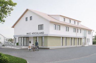 Visualisierung eines modernen, zweigeschössigen Gebäudes mit weißer Fassade und geneigtem Satteldach. Im Erdgeschoss befinden sich große Fensterflächen und der Schriftzug "MVZ HOCHLAND" über dem Haupteingang- Vor dem Gebäude führt eine barrierefreie Rampe zum Eingang. Eine Frau, ein Mann und ein Kind gehen über den Vorplatz auf das Gebäude zu. Das Gebäude steht an einer Straßenecke mit Grünflächen, Bäumen und wenigen geparkten Autos im Hintergrund.